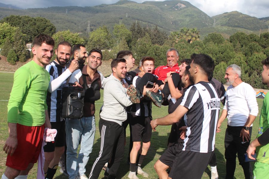 Azganlıkspor futbolcuları şampiyonluk kutlamasında.