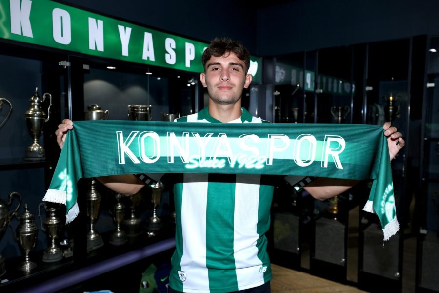 Rıdvan Dönmez Konya Spor formasıyla saha içinde.