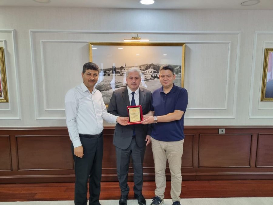 Yükseliş Koleji Kurucusu ve Genel Müdürüne Eğitime Katkılarından Dolayı Anlamlı Plaket