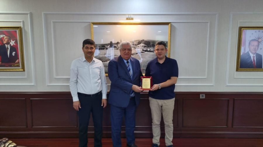 Yükseliş Koleji Kurucusu ve Genel Müdürüne Eğitime Katkılarından Dolayı Anlamlı Plaket