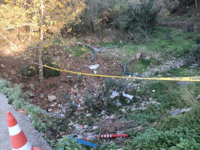 CIRTIMAN İLE SARIMAZIYI BİR BİRİNE BAĞLAYAN KÖPRÜ TEHLİKE SAÇIYOR.