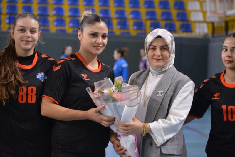 ZEYNEP SOYLU’DAN HENTBOLCU KIZLARA &Ccedil;İ&Ccedil;EK TAKDİMİ