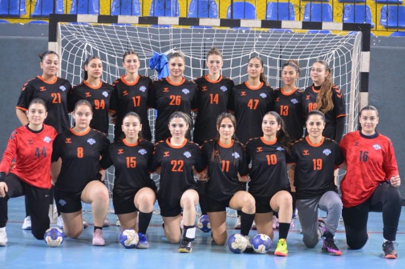 ZEYNEP SOYLU’DAN HENTBOLCU KIZLARA &Ccedil;İ&Ccedil;EK TAKDİMİ